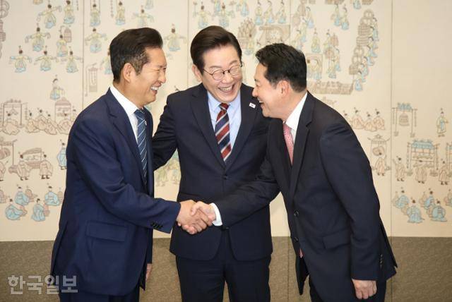 이재명 대통령이 8일 오전 서울 용산 대통령실에서 정청래 더불어민주당 대표, 장동혁 국민의힘 대표와 오찬 회동을 갖기 전 인사를 하고 있다. 이 대통령이 여야 지도부와 회동하는 것은 지난 6월 22일 민주당 김병기 당시 대표 직무대행 겸 원내대표, 김용태 국민의힘 비상대책위원장과 오찬 회동을 한 지 78일 만이다. 왕태석 선임기자