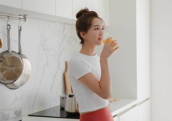 구강 건강에 해롭다고 알려진 사과주스가 침의 보호 작용 덕분에 그 영향이 10분 안에 사라진다는 연구 결과가 나왔다./사진=클립아트코리아