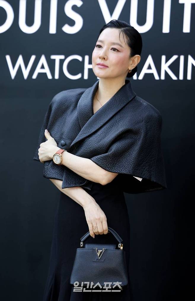 배우 이영애가 30일 오후 서울 성북구 한국가구박물관에서 진행된 루이 비통 워치 클럽 이벤트에 참석해 포즈를 취하고 있다. 루이 비통 에스칼 워치 컬렉션의 런칭을 기념해 마련된 이날 워치 클럽 이벤트에는 다양한 콘텐츠와 루이 비통의 컬렉션이 선보였다. 김민규 기자 mgkim1@edaily.co.kr /2024.08.30/