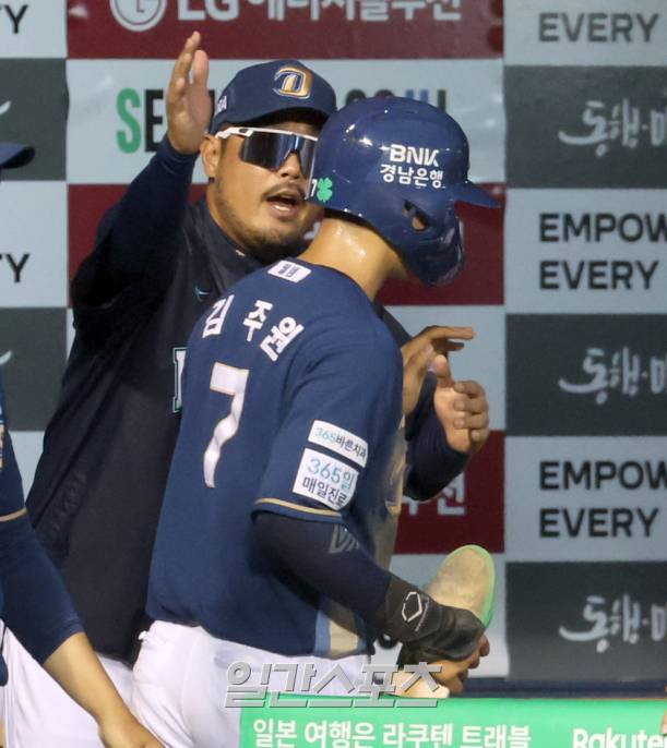 18일 오후 잠실야구장에서 열린 2025 프로야구 NC와 LG 경기. NC 이호준 감독이 4회 권희동의 2루타 때 득점한 김주원을 반기고 있다. 잠실=정시종 기자 /2025.06.18.