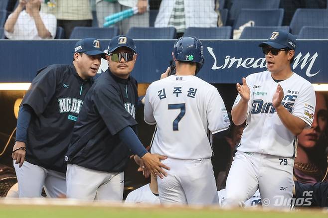 10일 창원 SSG전을 승리로 이끈 이호준(왼쪽 두 번째) NC 감독. NC 제공