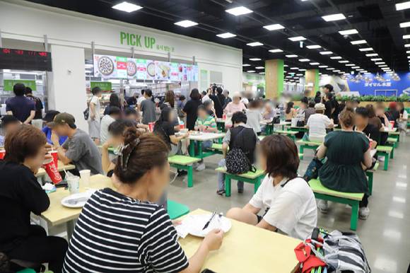 지난 5일 트레이더스 구월점 'T-카페'를 찾은 고객들의 모습. [사진=이마트]