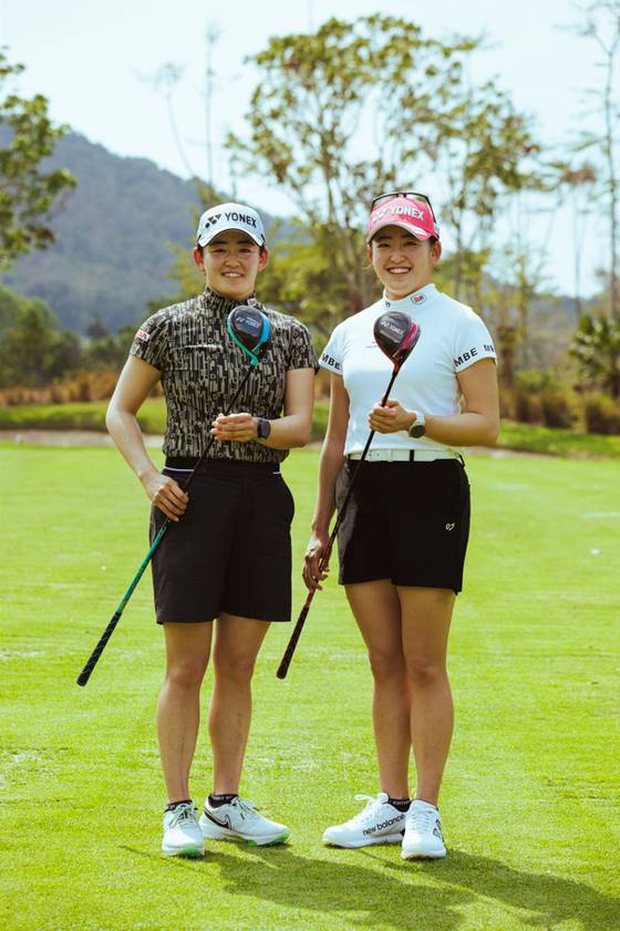 미국여자프로골프(LPGA) 데뷔 시즌에 나란히 우승하며 사상 최초로 ‘쌍둥이 우승자’ 기록을 세운 이와이 자매. 언니 아키에(왼쪽)는 바지를, 동생 치사토는 치마를 즐겨 입는다. [사진 요넥스]
