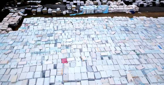 2018년 정부는 라돈 피폭이 의심되는 매트리스를 전량 수거했다. 회수된 매트리스가 침대회사 앞 야적장을 가득 메웠다. [연합뉴스]