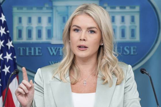 캐롤라인 레빗 백악관 대변인이 9일(현지시간) 브리핑에서 조지아주 한국 배터리 공장 근로자들에 대한 대규모 체포 사태와 관련 "국토안보부와 상무부가 공동 대응하고 있다"는 입장을 밝혔다. AP=연합뉴스