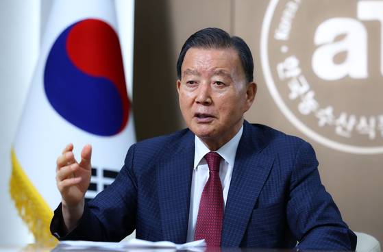 홍문표 한국농수산식품유통공사(aT) 사장이 10일 서울 서초구 aT센터에서 중앙일보와 인터뷰하고 있다. 김종호 기자