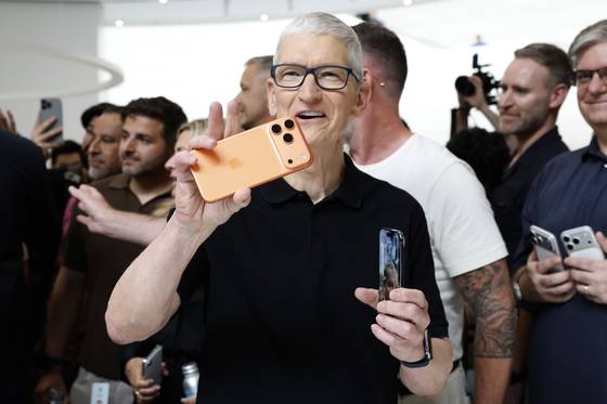 9일(현지시간) 미국 캘리포니아 쿠퍼티노에 있는 애플 파크 캠퍼스에서 열린 신제품 발표 행사에서 애플 CEO 팀 쿡이 새로 공개된 아이폰 17 프로와 아이폰 17 에어를 소개하고 있다. EPA=연합뉴스