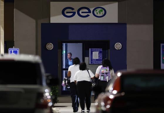 10일(현지시간) 미국 당국의 이민단속으로 체포된 현대차-LG엔솔 배터리공장 건설 현장 직원들이 수감돼 있는 조지아주 포크스턴의 이민세관단속국(ICE) 구금시설에 직원들이 출근하고 있다.   외교부는 이날 미국 이민당국에 구금된 한국인들을 데려오려던 전세기 출발이 미국측 사정으로 어렵게 됐다고 밝혔다. 연합뉴스