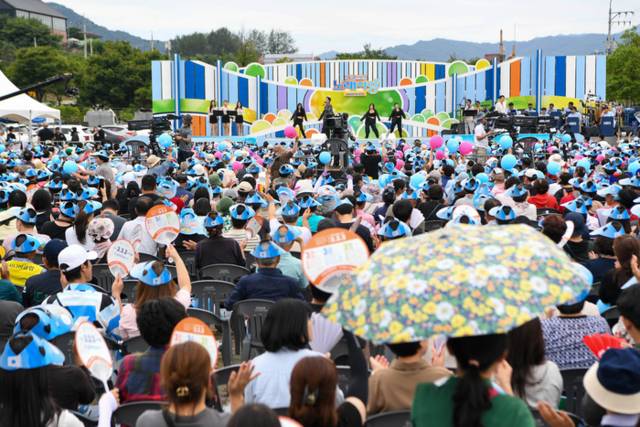 ▲ 지난 9일 양구 레포츠공원 일원에서 열린 KBS전국노래자랑 사전녹화장이 양구군민들로 가득 메워졌다.