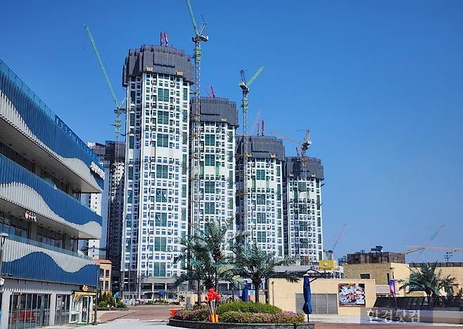 경기 시흥시 정왕동 거북섬에 건설 중인 '푸르지오디오션' 오피스텔과 아파트 모습. 사진=오세성 한경닷컴 기자