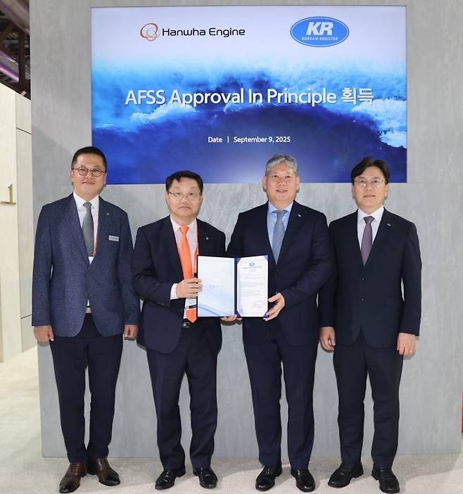 왼쪽 두 번째부터 강성운 한화엔진 엔진사업 담당, 이영석 KR선급 부사장. 사진=한화엔진