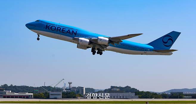 구금된 한국인들을 태울 대한항공 B747-8i 전세기가 10일 오전 인천국제공항 2터미널에서 이륙하고 있다. 공항사진기자단
