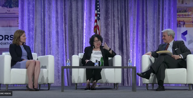 미국 연방대법원의 에이미 코니 배럿 대법관(왼쪽)과 소니아 소토마요르 대법관(가운데)이 2월23일(현지시간) 전미주지사협회가 주최한 대담에 참석하고 있다. 유튜브 화면캡처.