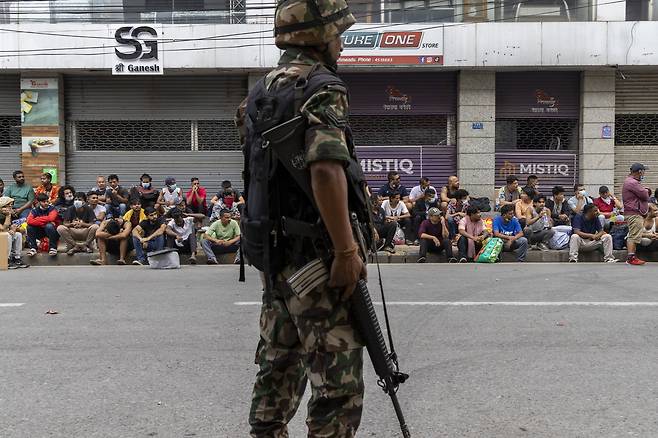 10일 네팔 카트만두에서 네팔 군인들이 교도소에서 탈출한 재소자들을 체포하기 위해 거리를 순찰하고 있다. EPA연합뉴스