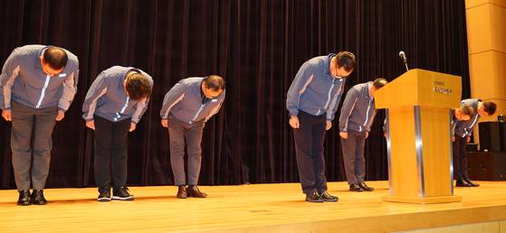 Posco E&C CEO Jeong Hee-min and other executives bow their heads in apology ahead of issuing a statement at the company’s headquarters in Songdo, Incheon, on July 29 regarding a series of fatal workplace accidents. Earlier that morning, President Lee Jae Myung criticized the company during a Cabinet meeting, citing multiple industrial fatalities at Posco E&C sites. [YONHAP]