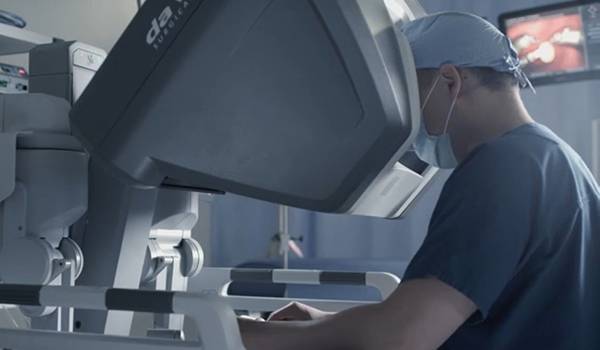 로봇수술 기계 ‘다빈치’를 활용하고 있는 의료진. 인튜이티브 홈페이지 캡처