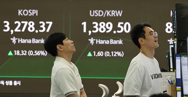 10일 오전 서울 중구 하나은행 본점 딜링룸 현황판에 코스피가 표시돼 있다. 연합뉴스