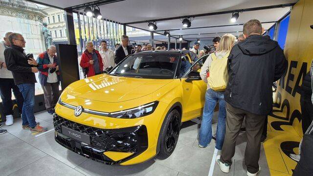 유럽 모빌리티쇼 IAA가 열리는 독일 뮌헨 거리에 설치된 폭스바겐 부스 안에 9일(현지시간) 소형 스포츠유틸리티차(SUV) 티록의 신형 모델이 전시돼 있다. 관람객들이 줄을 서서 최초 공개된 티록 신형을 살펴보고 있다. 티록은 올해 상반기 유럽에서 가장 많이 팔린 독일 브랜드 자동차다.