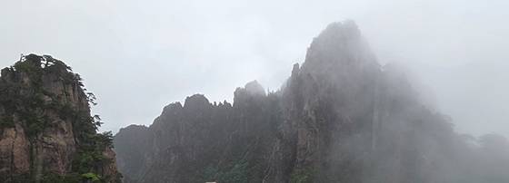 황산에는 1년이면 200일 정도 비가 내려 황산은 거의 늘 운무에 잠겨 있다.