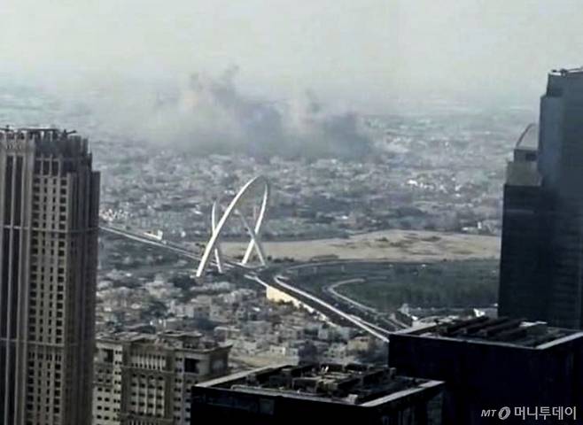 9일(현지시간) 카타르 수도 도하에서 이스라엘군의 공습으로 연기가 피어오르고 있다. 이스라엘은 이날 도하에 있는 하마스 지도부를 표적 공습했다고 발표했다. /도하 AP=뉴시스