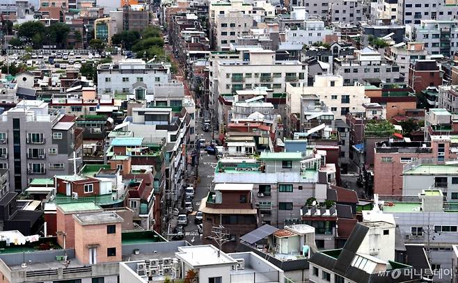 (서울=뉴스1) 구윤성 기자 = 한국주택금융공사(HF)가 오는 28일부터 전세사기 예방을 위한 전세보증 심사 강화 기준을 시행함에 따라 비아파트 시장의 '전세 대란'이 우려된다.  은행 재원 일반 전세 자금 보증과 무주택 청년 특례 전세자금 보증 신청자를 대상으로 임차 보증금과 선순위 채권(기존 대출)을 합친 금액이 집값의 90%를 넘을 경우 앞으로 보증이 거절된다. 주택 가격의 산정 기준은 공시가격의 140%다.  사진은 27일 서울의 한 빌라 밀집 지역. 2025.8.27/뉴스1  Copyright (C) 뉴스1. All rights reserved. 무단 전재 및 재배포,  AI학습 이용 금지. /사진=(서울=뉴스1) 구윤성 기자