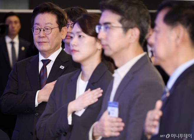 [서울=뉴시스] 고범준 기자 = 이재명 대통령이 10일 서울 마포구 프론트원에서 열린 국민성장펀드 보고대회에서 국민의례를 하고 있다. (대통령실통신사진기자단) 2025.09.10. bjko@newsis.com /사진=