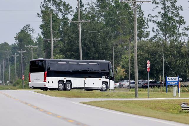 9일 미국 조지아주 포크스턴 구금시설 앞에 구금된 한국인 근로자 300명을 전세기가 도착하는 애틀랜타 공항으로 이송시키기 위한 버스가 도착하고 있다.  EPA 연합뉴스