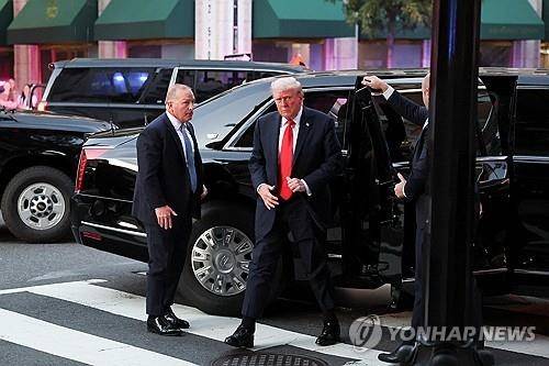 백악관 인근 식당으로 외식나간 트럼프 대통령. 로이터 연합뉴스