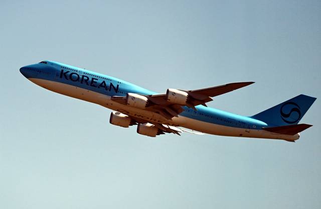 미국 조지아주 현대차그룹-LG에너지솔루션 배터리 합작 공장 건설 현장에서 구금된 한국인들을 태울 대한항공 B747-8i 전세기가 10일 오전 인천국제공항 2터미널에서 이륙하고 있다. 체포·구금된 한국인 300여명은 현지시간으로 10일 오후 2시 30분(한국시간 11일 오전 3시 30분) 전후 현지에서 출발할 것으로 전해졌다. 박윤슬 기자