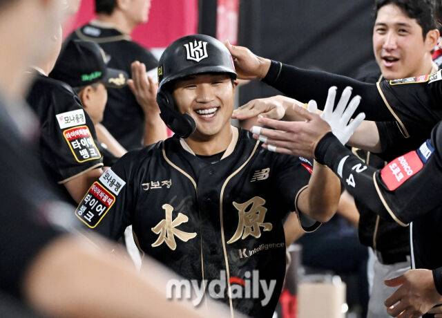 9일 오후 경기도 수원시 조원동 수원KT위즈파크에서 열린 '2025 프로야구 KBO리그' KT위즈와 두산베어스의 경기. KT 안치영이 3회말 2사 1루서 2점 홈런을 터뜨린 뒤 덕아웃서 환호하고 있다./수원=송일섭 기자
