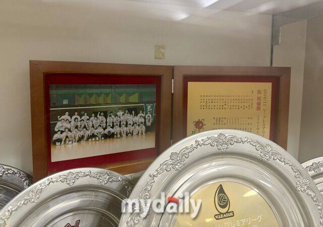 오사카 마블러스 훈련장 입구에 마련된 2010-2011시즌 우승 기념패./니시노미야=이보미기자