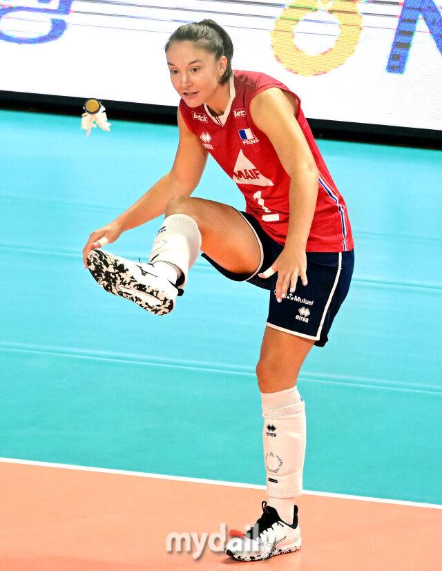 프랑스 주장 카조트가 제기차기를 하고 있다 / 진주(경남) = 유진형 기자 zolong@mydaily.co.kr