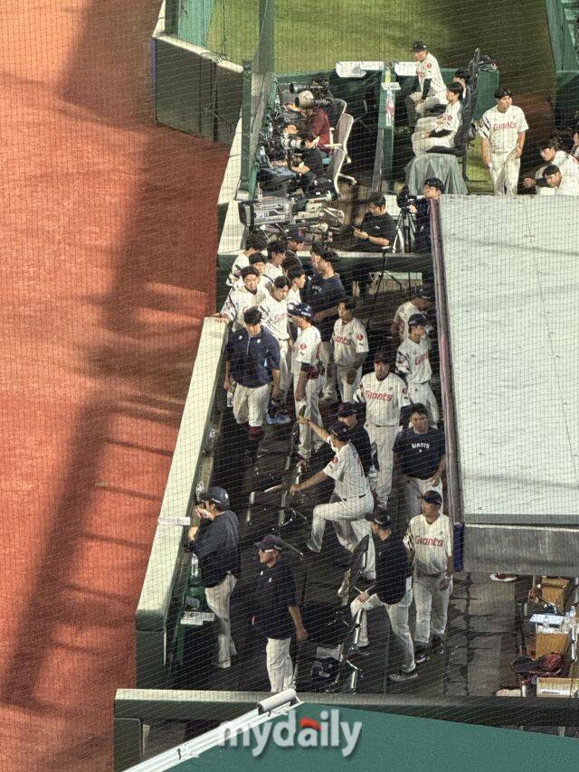 무더기 실책을 저지른 뒤 집합이 걸린 롯데 자이언츠 더그아웃./부산 = 박승환 기자