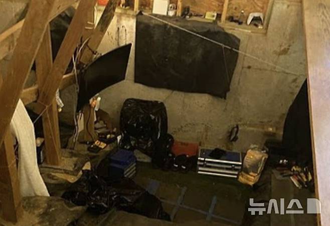 [뉴시스] 비밀 공간에 침대, 텔레비전, 충전기 등 전자기기들이 있었다.(사진=데일리메일) 2025.09.05.