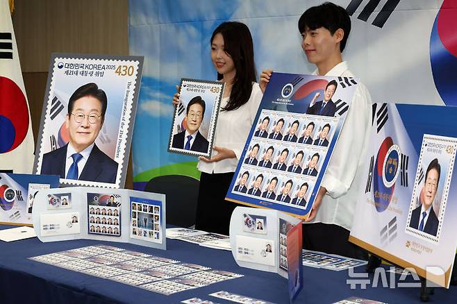 [서울=뉴시스] 배훈식 기자 = 모델들이 10일 오전 서울 영등포구 여의도 포스트타워에서 이재명 제21대 대통령 취임 기념우표를 선보이고 있다. 이 대통령 취임 100일을 맞아 발행되는 이번 기념우표는 오는 11일부터 전국 총괄우체국과 인터넷 우체국에서 구입할 수 있다. 2025.09.10. dahora83@newsis.com