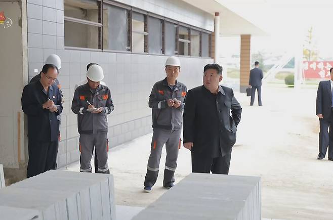 [서울=뉴시스] 북한 조선중앙TV는 지난 8일 김정은 국무위원장이 평안북도 구성시 병원 공사 현장을 방문해 현지지도 했다고 9일 보도했다. (사진=조선중앙TV 캡쳐) 2025.09.09. photo@newsis.com *재판매 및 DB 금지