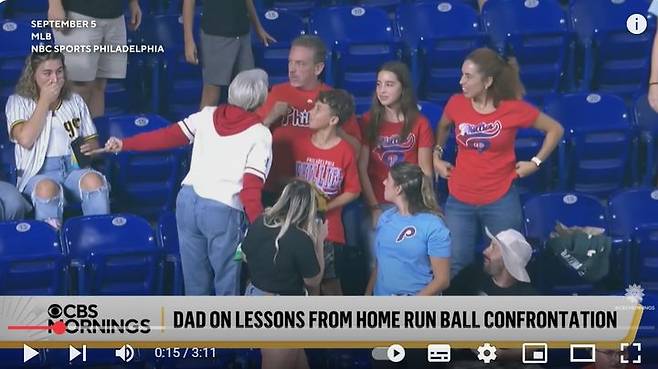 [서울=뉴시스]지난 5일(현지시간) 미국 플로리다주 마이애미에서 열린 메이저리그(MLB) 필라델피아 필리스와 마이애미 말린스의 경기 중 필리스의 한 선수가 던진 홈런볼을 두고 한 남성과 여성이 실랑이를 벌이고 있는 모습.(사진출처: CBS방송 영상 캡쳐) 2025.09.10.