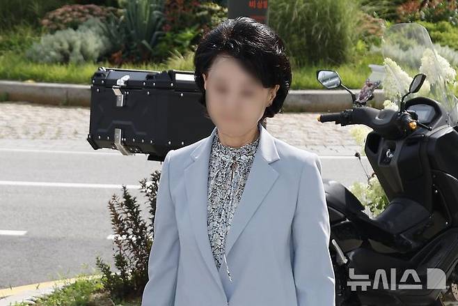 [서울=뉴시스] 홍효식 기자 = 한학자 통일교 총재의 비서실장을 지낸 '교단 2인자' 정원주씨가 지난달 8일 오전 서울 종로구 KT 광화문빌딩 웨스트에 마련된 김건희 여사 의혹을 수사하는 민중기 특별검사 사무실로 출석하고 있다. (공동취재) 2025.09.10. photo@newsis.com