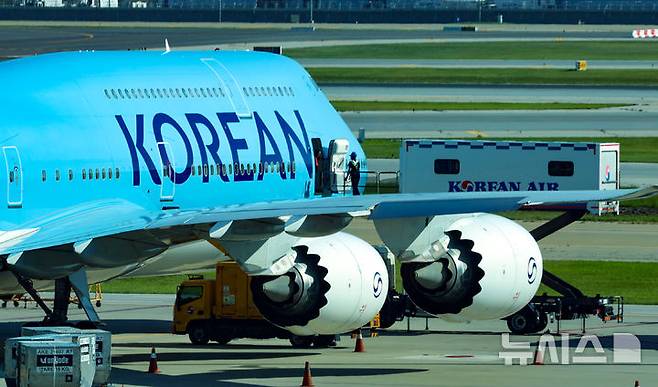 [서울=뉴시스] 김선웅 기자 = 미국 조지아주 현대차그룹-LG에너지솔루션 배터리 합작 공장 건설 현장에서 구금된 한국인들을 태울 대한항공 B747-8i 전세기가 10일 오전 인천국제공항 2터미널 계류장에서 이륙을 준비하고 있다. 체포·구금된 한국인 300여명은 현지시간으로 10일 오후 2시 30분(한국시간 11일 오전 3시 30분) 전후 현지에서 출발할 것으로 전해졌다. (공동취재). 2025.09.10. photo@newsis.com