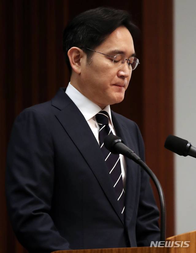 [서울=뉴시스]이영환 기자 = 이재용 삼성전자 부회장이 6일 오후 서울 서초동 삼성사옥에서 경영권 승계 및 노동조합 문제 등과 관련해 대국민 사과를 하고 있다. 2020.05.06. photo@newsis.com