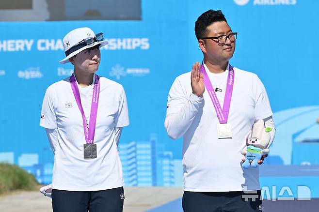 [광주=뉴시스] 이영주 기자 = 10일 오후 광주 동구 5·18민주광장에서 열린 광주2025현대세계양궁선수권대회 리커브 혼성 결승, 준우승을 기록한 대한민국 국가대표팀 안산(왼쪽)·김우진이 은메달을 목에 걸고 있다. 2025.09.10. leeyj2578@newsis.com