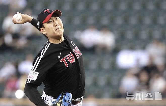 [서울=뉴시스] 정병혁 기자 = 10일 서울 송파구 잠실야구장에서 열린 2025 KBO리그 LG 트윈스 대 두산 베어스의 경기, LG 선발 손주영이 공을 던지고 있다. 2025.09.10. jhope@newsis.com