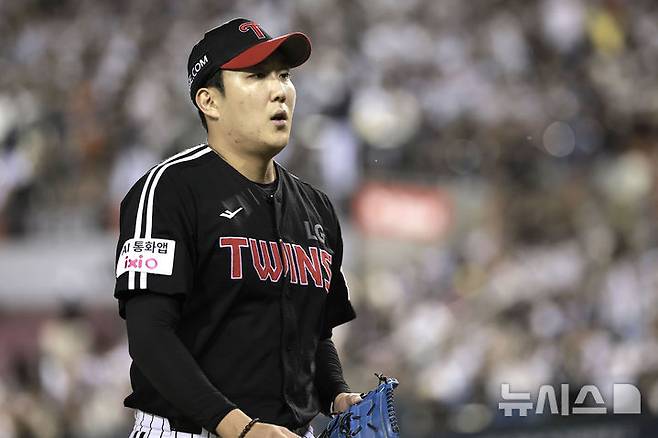 [서울=뉴시스] 정병혁 기자 = 10일 서울 송파구 잠실야구장에서 열린 2025 KBO리그 LG 트윈스 대 두산 베어스의 경기, 5회말 두산 공격을 막아낸 LG 선발 손주영이 덕아웃을 향하고 있다. 2025.09.10. jhope@newsis.com