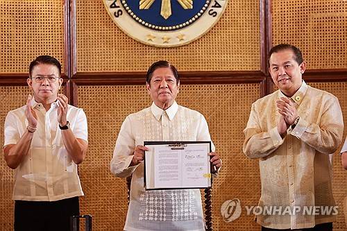 마르코스 필리핀 대통령과 로무알데스 하원의장 [EPA=연합뉴스 자료사진 제공]