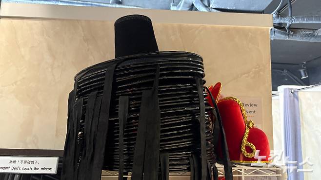 서울 종로구 경복궁역 근처 한 한복 대여점에 진열된 '갓'의 모습. 김수정 기자