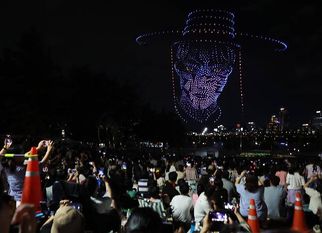 지난 7일 오후 서울 광진구 뚝섬한강공원 수변 무대 상공에서 케이팝 데몬 헌터스(케데헌)를 주제로 열린 '2025 한강 불빛 공연(드론 라이트 쇼)에서 1200여 대 드론이 영화 주인공 '진우'를 만든 모습. 연합뉴스
