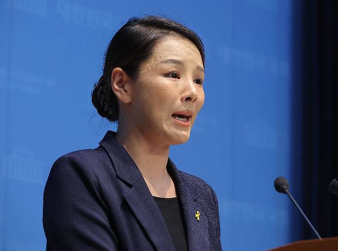 조국혁신당 강미정 대변인이 4일 서울 여의도 국회 소통관에서 당내 성비위 의혹과 관련한 탈당 기자회견을 하고 있다. 연합뉴스