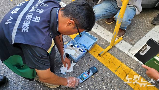 아파트 저수조에 물을 공급하기 전에 간이 수질검사를 하고 있는 모습. 전영래 기자