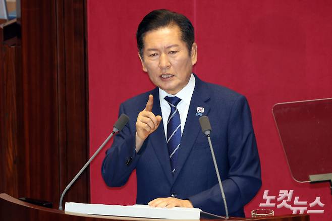 9일 서울 여의도 국회에서 열린 제429회국회(정기회) 제2차 본회의에서 더불어민주당 정청래 대표가 교섭단체대표연설을 하고 있다. 윤창원 기자