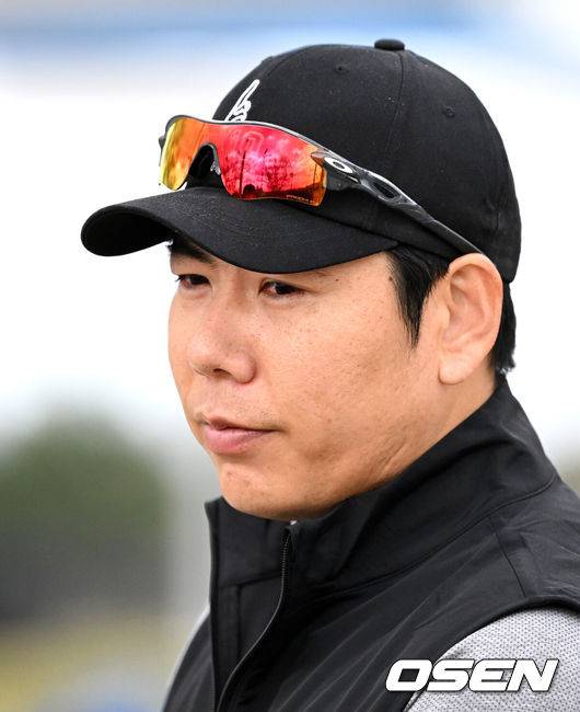 [OSEN=어바인(미국), 이대선 기자] 12일(한국시간) 미국 캘리포니아주 어바인 그레이트파크 베이스볼 컴플렉스에서 KIA 타이거즈의 1차 스프링캠프가 진행됐다.KIA 선수단은 오는 18일 미국에서 출발해 19일 인천으로 입국한 뒤 20일에 일본 오키나와로 건너가 21일부터 3월 4일까지 킨 구장에서 본격적인 실전을 치른다.KIA 훈련장을 찾은 강정호가 취재진과 인터뷰를 나누고 있다. 2025.02.12 / sunday@osen.co.kr